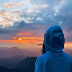 晚霞一天只有八分钟 但我会停下来拍给你看