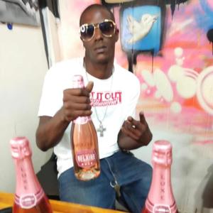 pink bottles(feat. Edy Bandz) (Explicit)