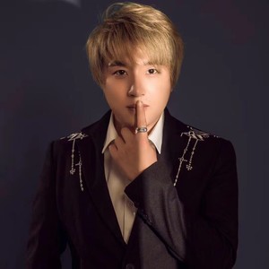 一个人走 (伴奏)