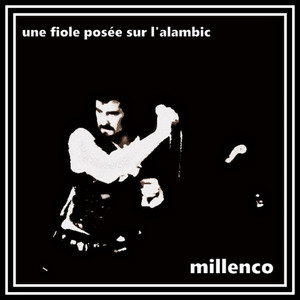 Une fiole posée sur l'alambic