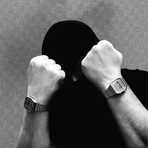 Casio au poignet (Explicit)