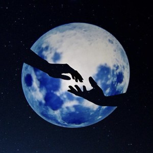 Tus ojos brillan mirando la luna y eso es precioso