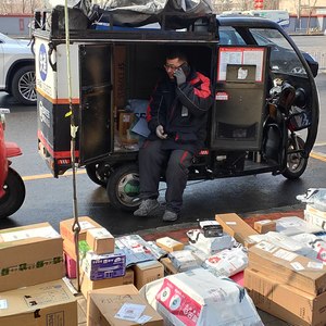 疫情里穿行的快递小哥