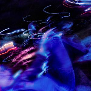 vidro sujo e vinho no chão