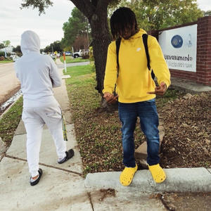 Tapin his back (feat. Fbg guapo) (Explicit)