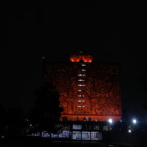 OJOS (ft AK'A SKR) (Explicit)