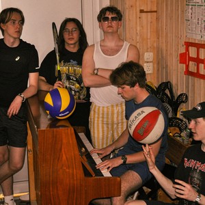 Guttegarderoben (Explicit)