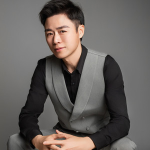 弯弯的月亮挂心上