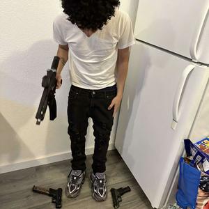 5 Exclusives - she think I'm cute (feat. jugnino) (Explicit)