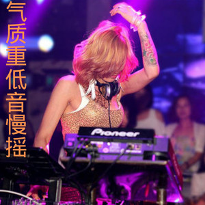 山坡上的两头牛