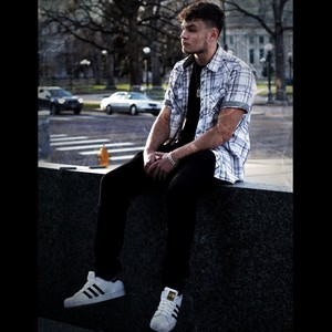 2LIVES (feat. DTA BeeZy & RICHIEGOINCRAZY) (Explicit)