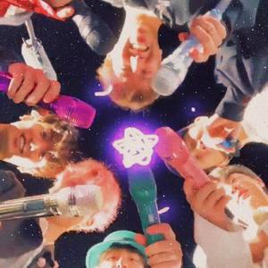 被爱意环绕的男孩