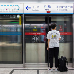我在等车也在