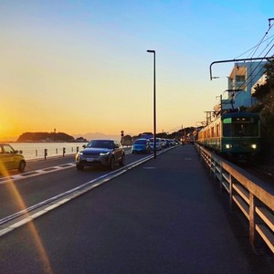 海の近くに建つ小さな祠 (ほこら)