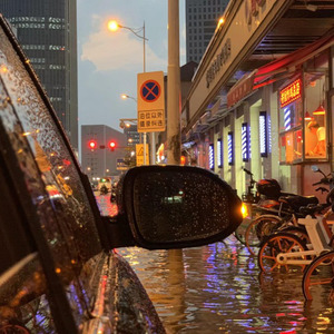 多想在平庸的生活拥抱你