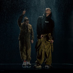 Bomby spadają jak deszcz