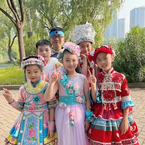 天蓝地绿水清清