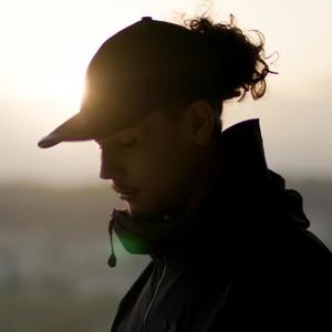 ATTENDEZ-MOI (Explicit)