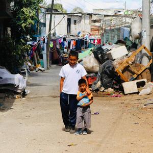 Nadie Quiere Ser Menos (feat. Skinny SKN)