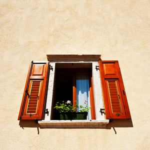 조용히 눈을 감고 (I closed my eyes quietly.)