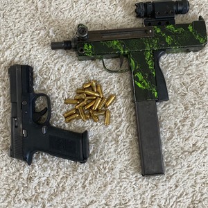 2 straps(feat. Ki the Don) (Explicit)