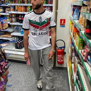 TEM MULHER EM CASA E PIRANHA NO BAILE (Explicit)