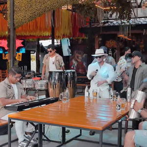 Usted Se Me Llevo La Vida/Asi Fue (feat. Hermanos Barbery)