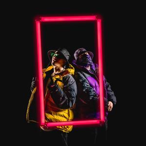 Mikä täällä dunkkaa (feat. Roman Schatz) (Explicit)