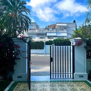 Play on me (feat. 3HREEG)