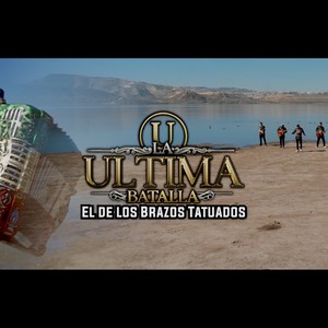 El de los brazos tatuados