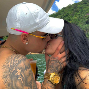 Ela faz sedução com o boneco na Boca X Mente