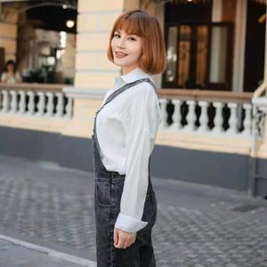 路灯下的小女孩封面