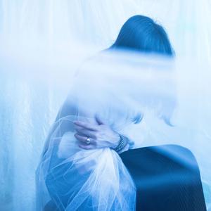 svetlu obraciaš chrbát (feat. MOSAYQRA)