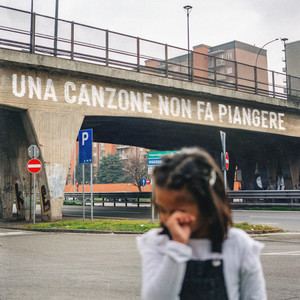 Una canzone non fa piangere