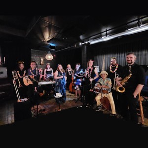 Traje Azul (feat. Audrée-Eve Turcotte-Savard, Nathalie Ferreras, Anik Samard, Émilie Chapados, Tony Boisvert, Danny Ouellet, Thien-Ly Nguyen-Dang & Micko Rojas)