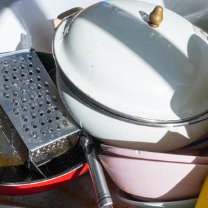 Hay un hueco bajo tu cama y está lleno de mierda