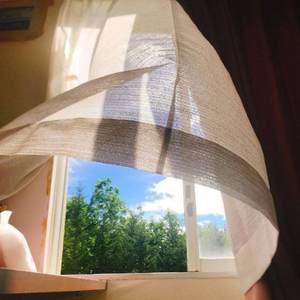 栅栏间隙偷窥你