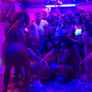 Tiene Que Moverlo (Explicit)