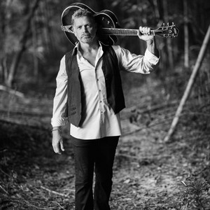 Wounded(feat. Paul Leim, Pat Buchanan, Kenny Greenberg, Michael Spriggs, Larry Paxton, Tim Akers, Jim Moose Brown, Larry Franklin, Bergen White, Cindy Walker & Tania Hancheroff)