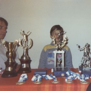 Tábuas, pregos e flores