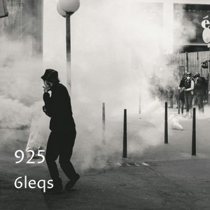 925