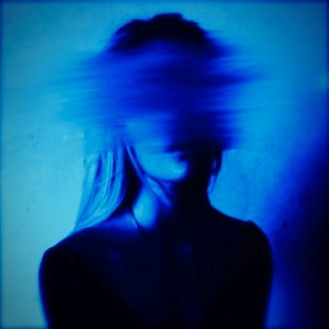 מסתכלת עליי