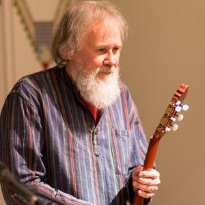 Man kastar skit på de levande