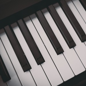 30 Piano Melodies to Fall in Love and Relax with