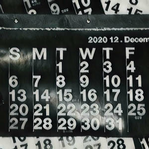 daddy pig puts a picture