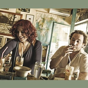 Hairetai O Kosmos Kai Glenta (feat. Martha Frintzila)