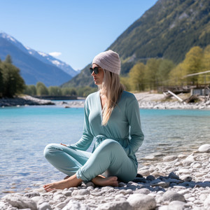 Armonía Tranquila De Yoga Junto Al Riachuelo