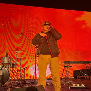 Өвдөг бүү сөхөр (Explicit)