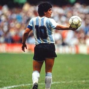 La mano de dios aleteo