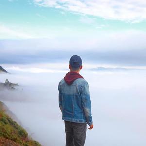 The First Lady - A person stays in the moonlight to dream